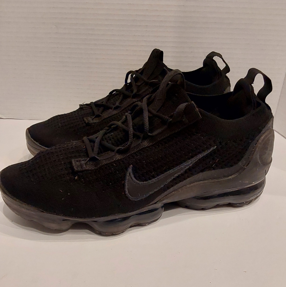 NIKE AIR VAPORMAX TRIPLE BLACK 8.5M PRE-OWNED